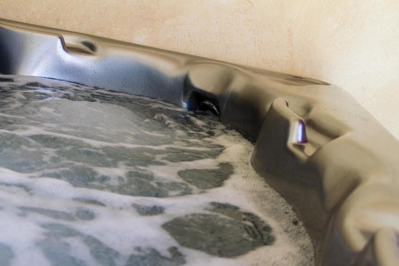 Bazoges-en-Paillers Le Puy Carmin - Chambre D'Hotes Avec Jacuzzi מראה חיצוני תמונה
